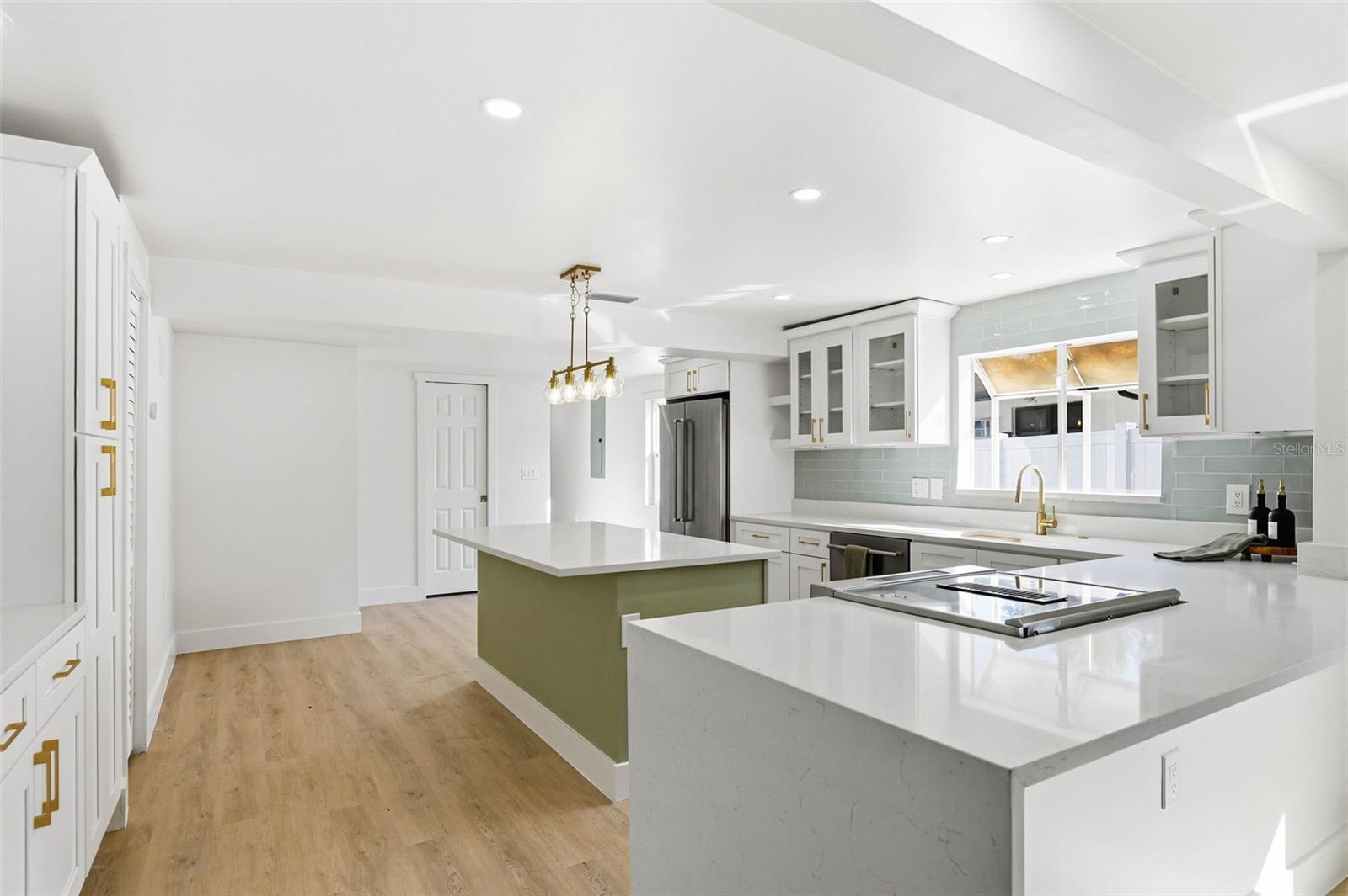 301 81ST AVE NE, ST PETERSBURG, FL, 33702