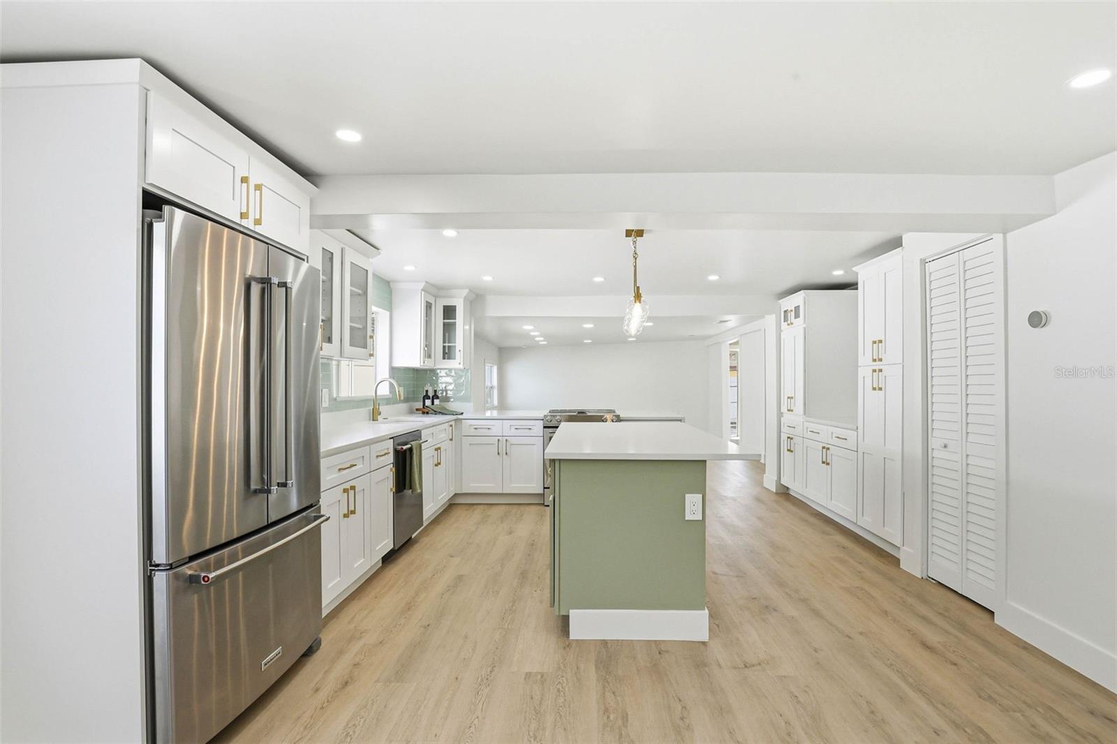 301 81ST AVE NE, ST PETERSBURG, FL, 33702