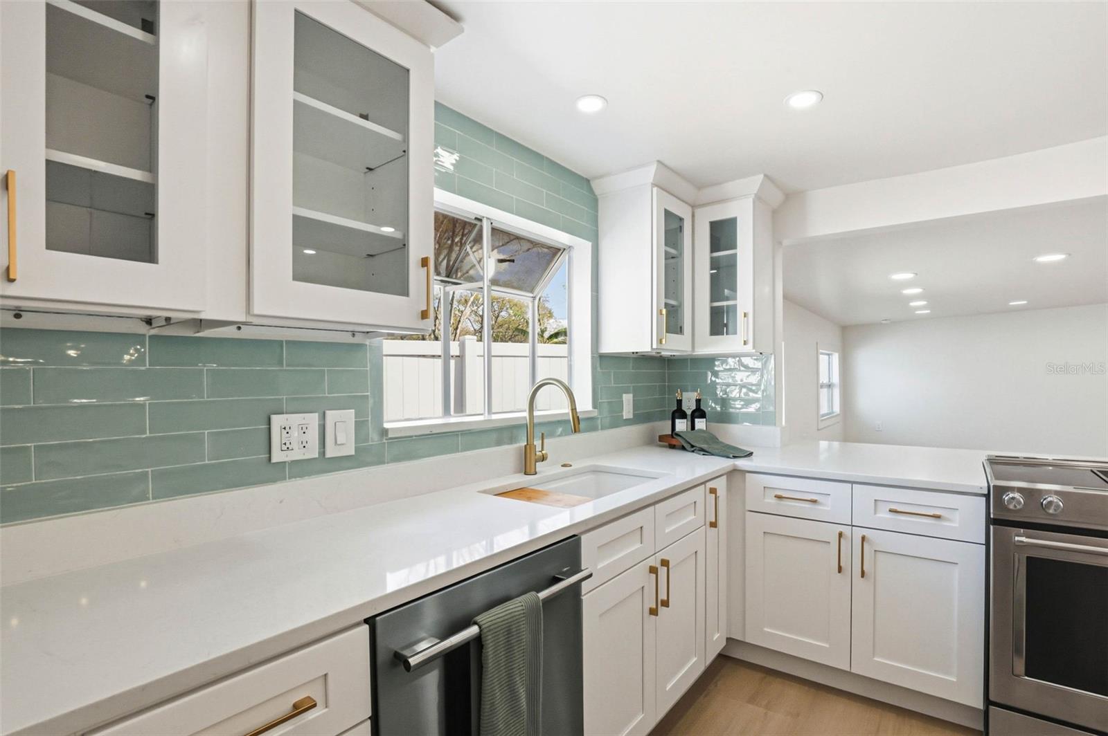 301 81ST AVE NE, ST PETERSBURG, FL, 33702