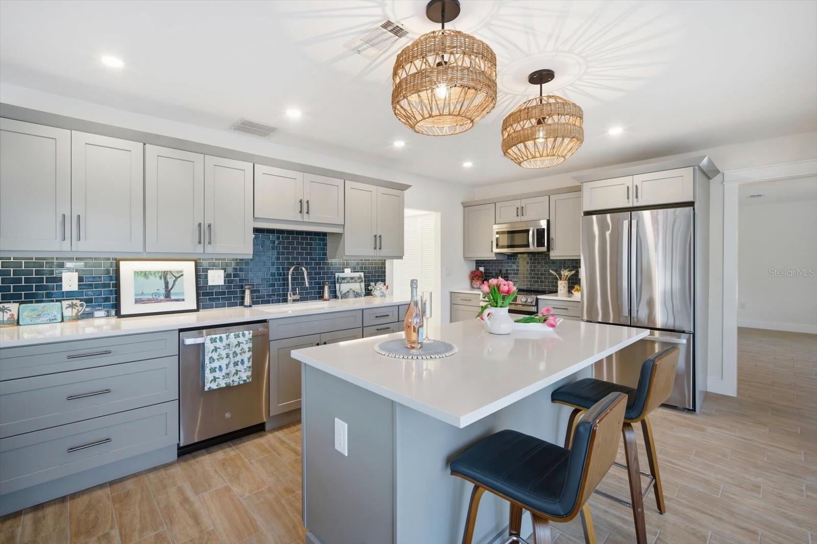 608 GLADSTONE LN, HOLMES BEACH, FL, 34217