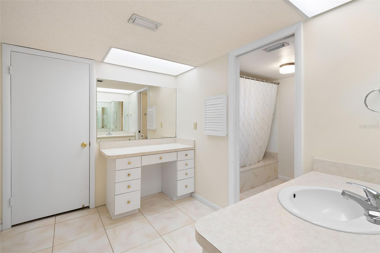 225 COUNTRY CLUB DR #F-1401, LARGO, FL, 33771