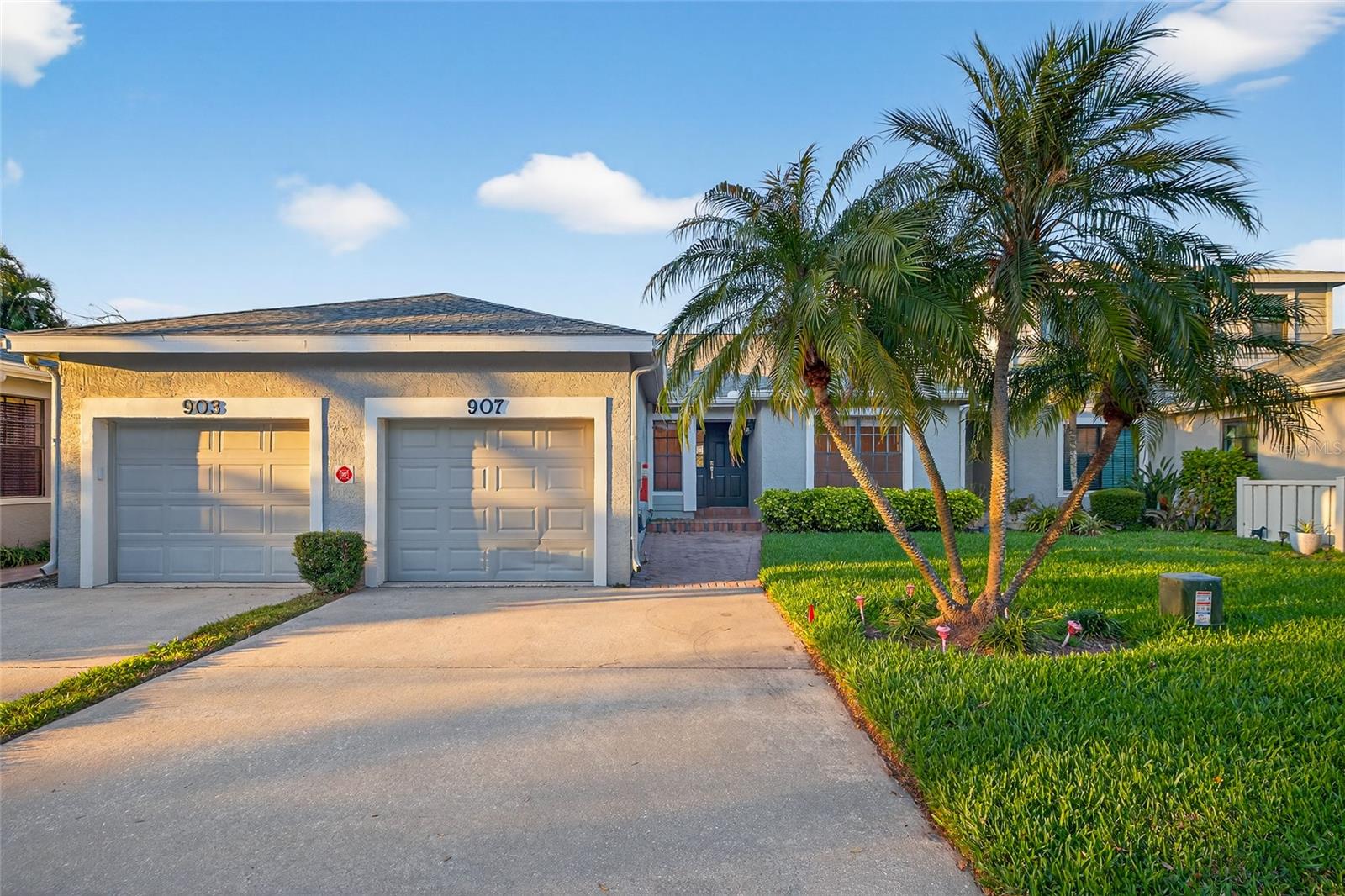 Front of Villa, 1 car garage