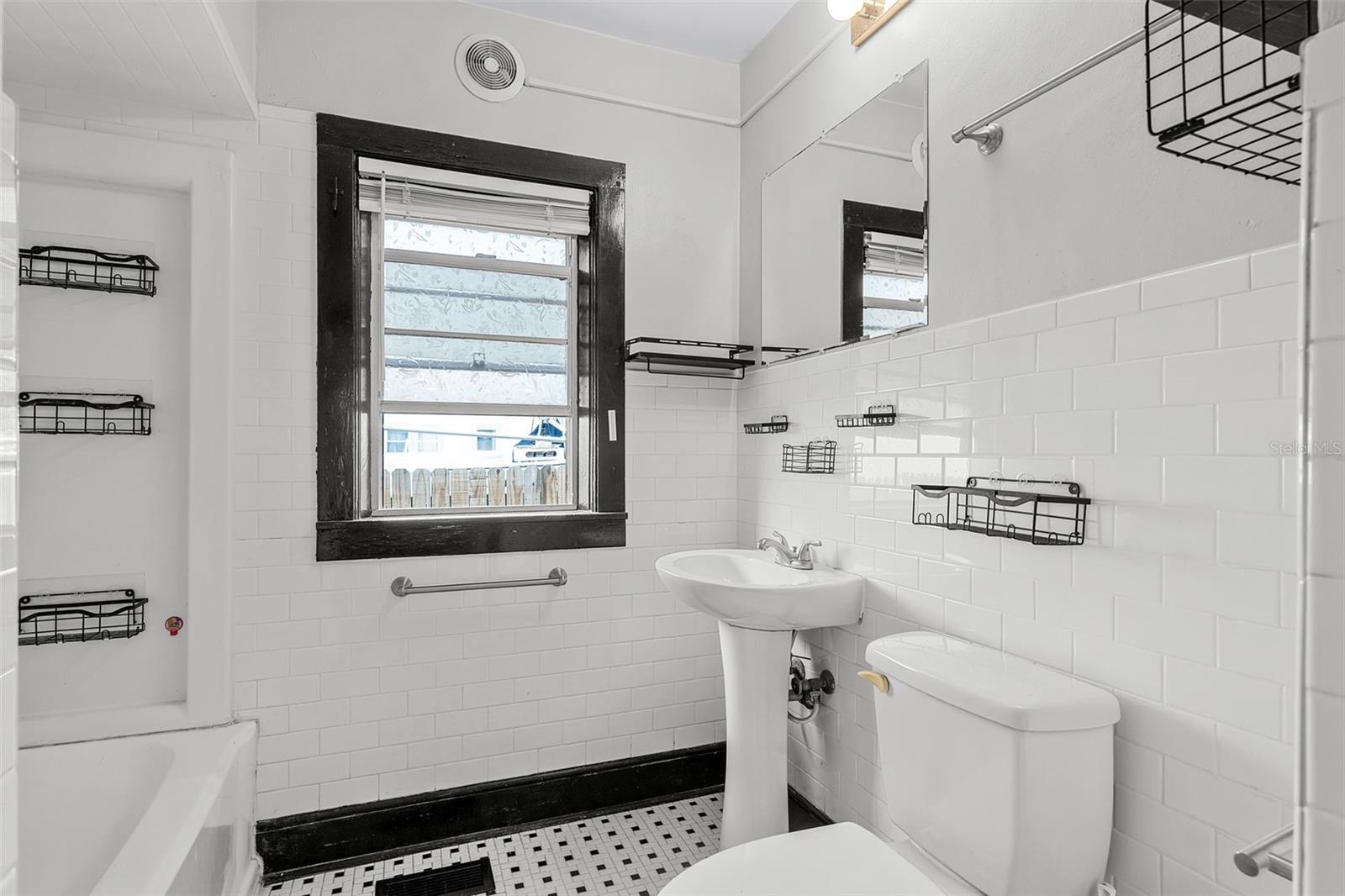 25 E PINECREST AVE, EUSTIS, FL, 32726