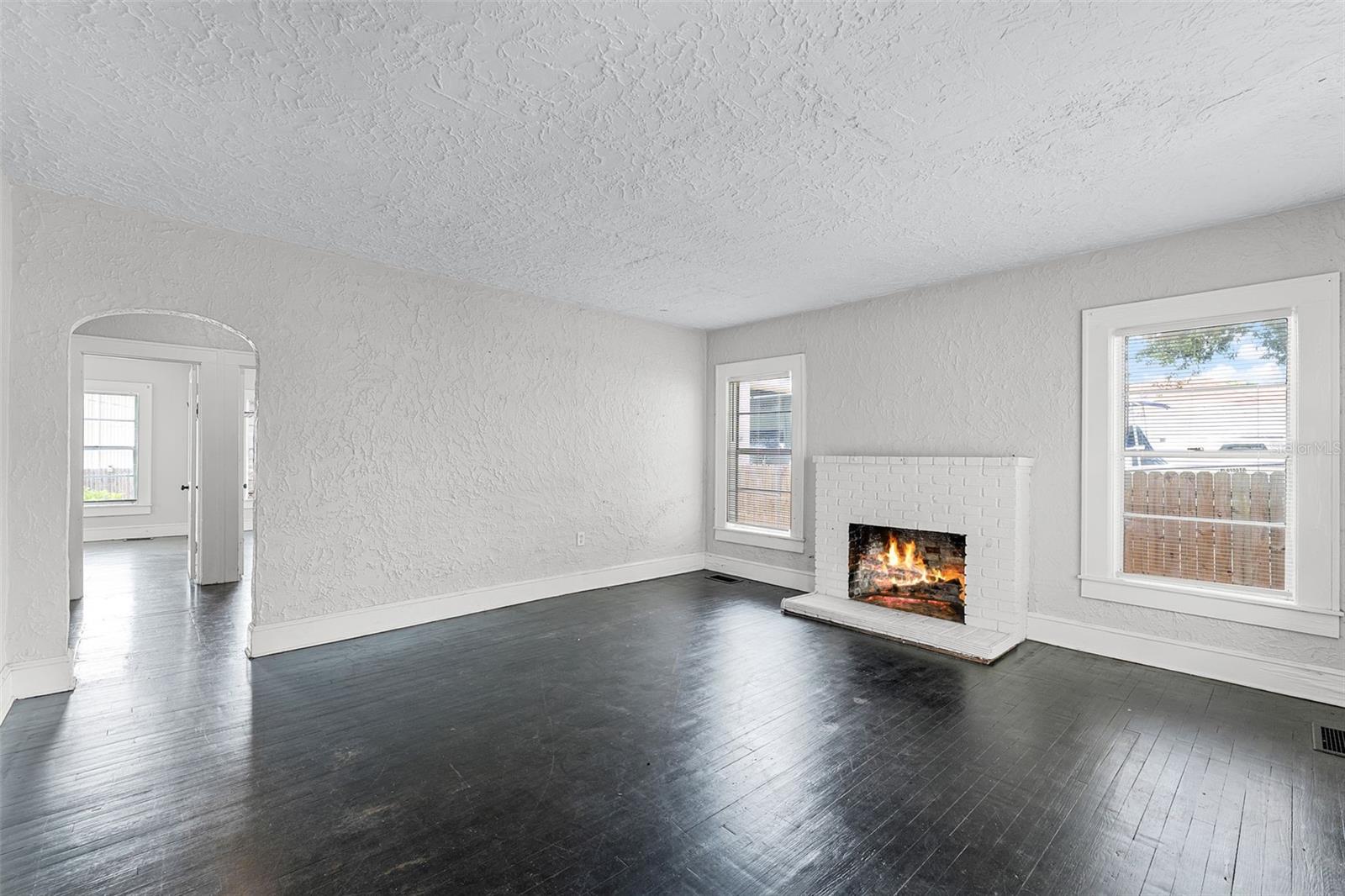 25 E PINECREST AVE, EUSTIS, FL, 32726