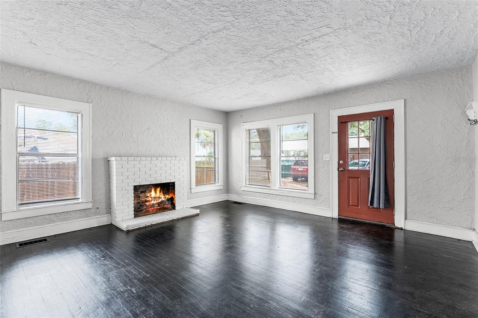 25 E PINECREST AVE, EUSTIS, FL, 32726