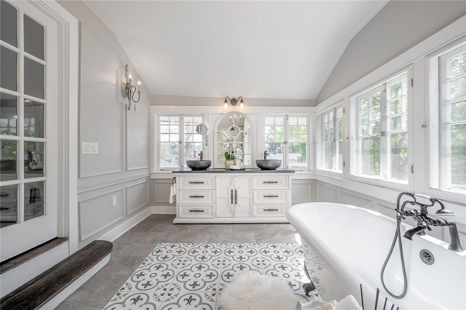 5608 N SEMINOLE AVE, TAMPA, FL, 33604