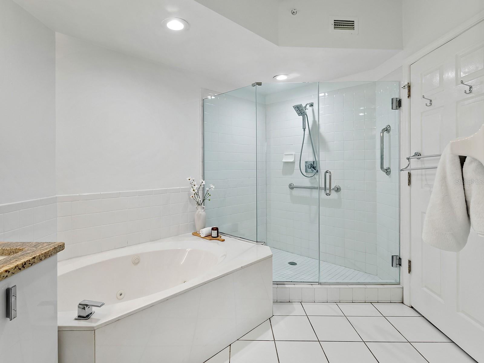 5420 EAGLES POINT CIR #106, SARASOTA, FL, 34231