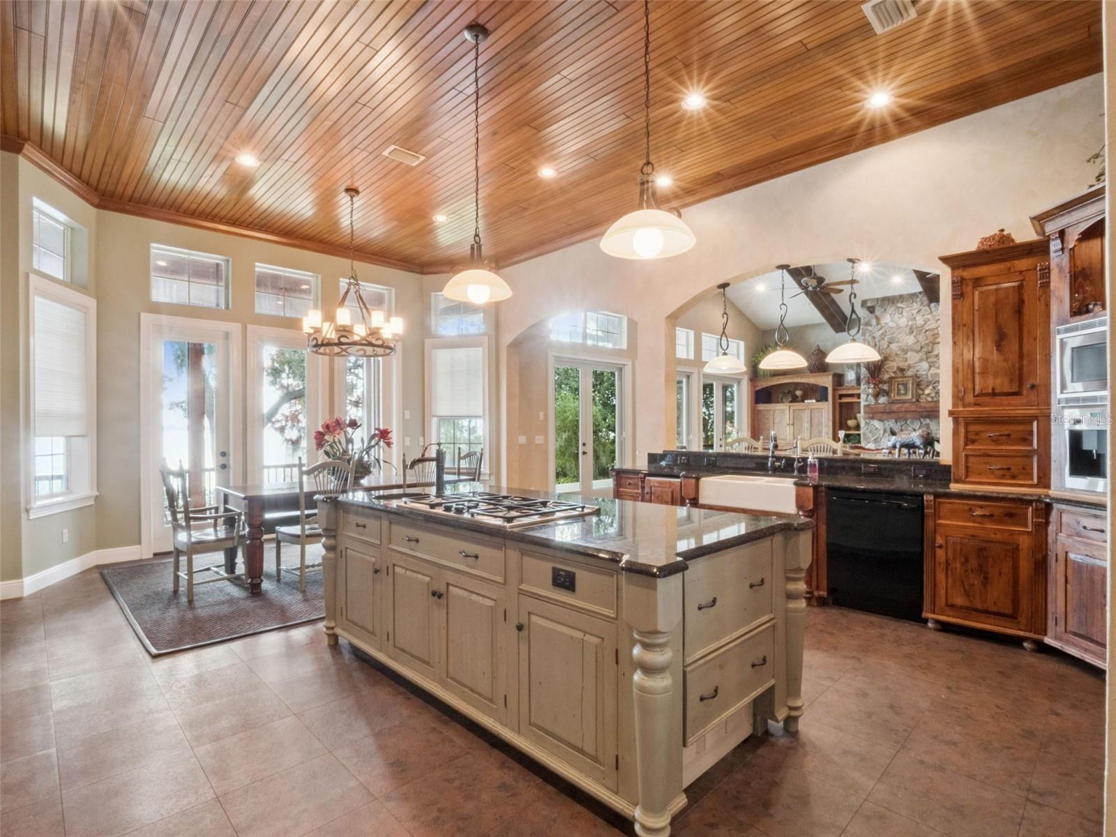 1490 LAKESHORE DR, MOUNT DORA, FL, 32757