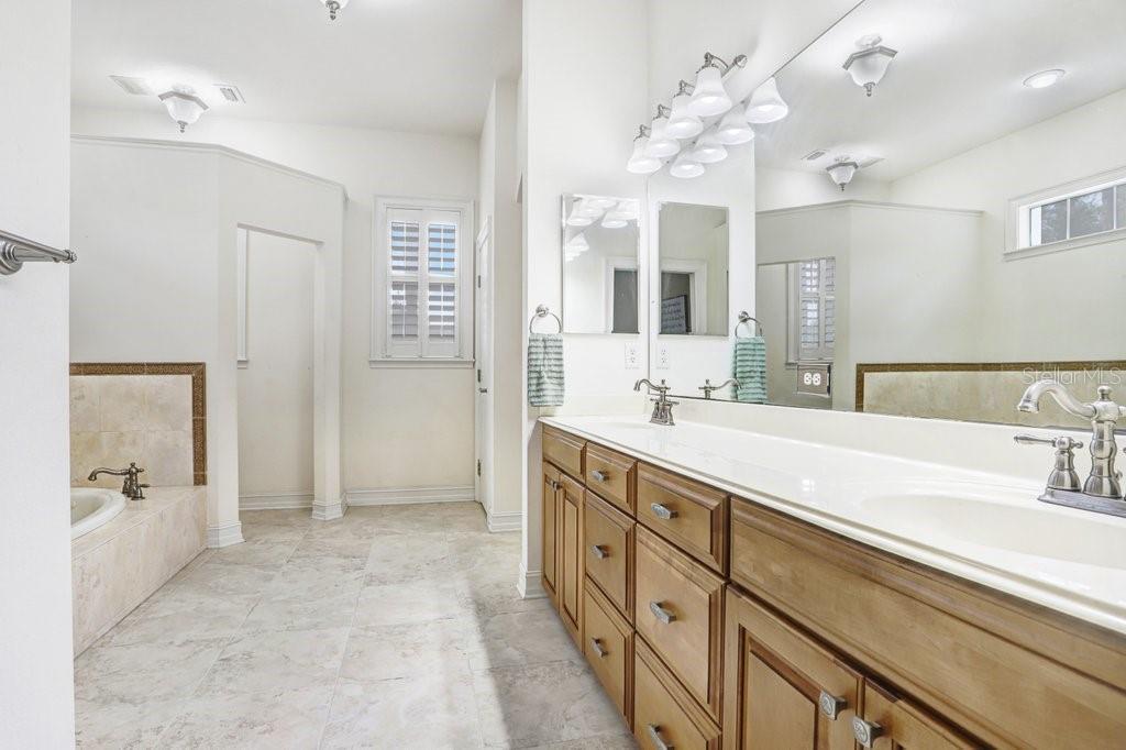 Primary en suite bathroom