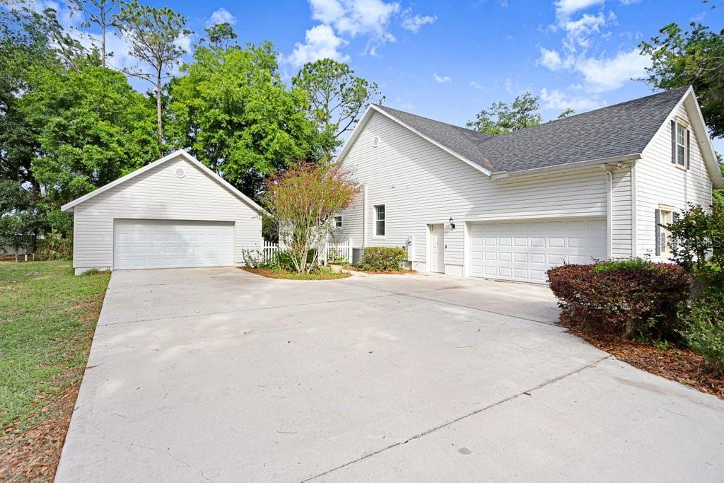 Large driveway for plenty of parking