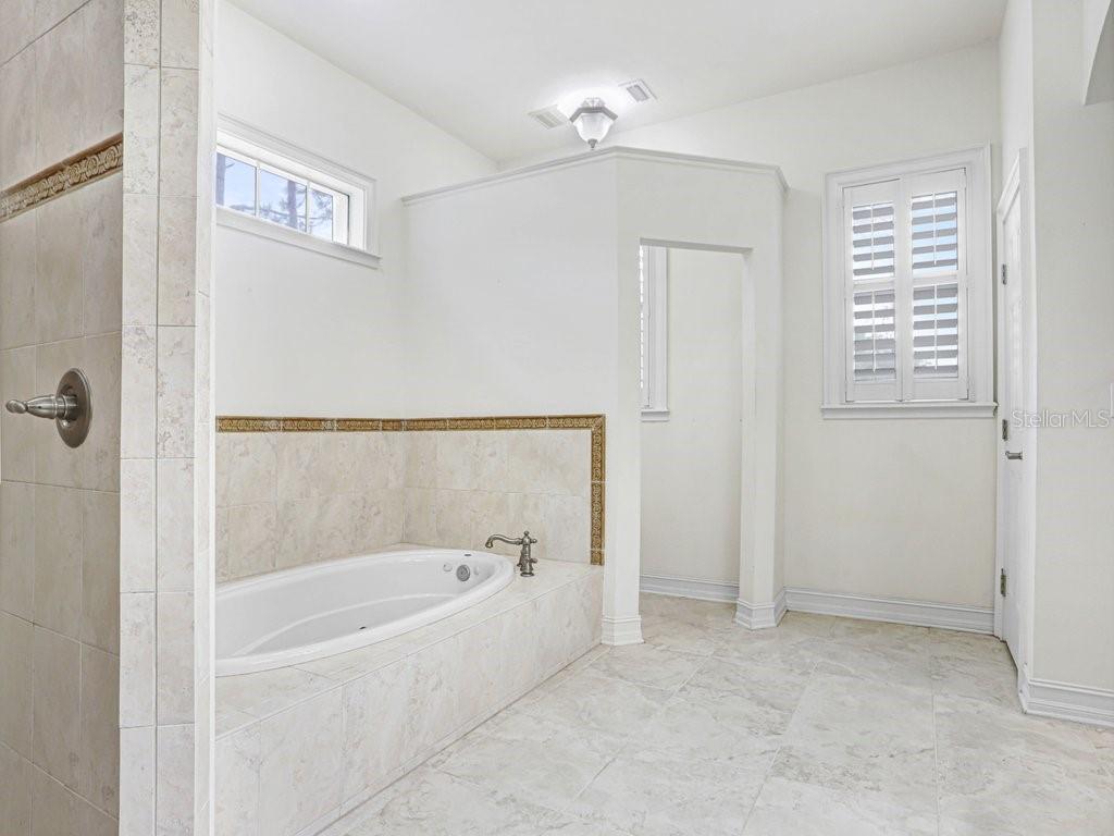 Walk in Shower, Large soakin Tub