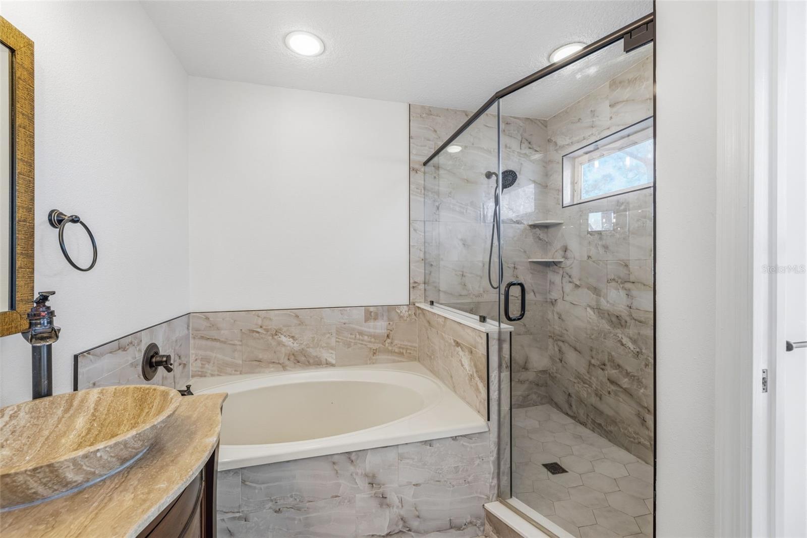 Main bedroom en-suite Bathroom