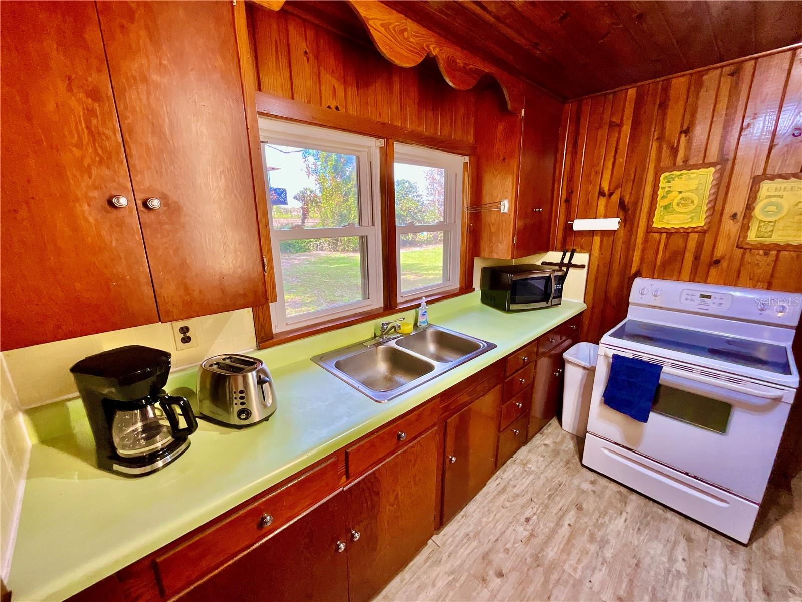 106 E SUNNYSIDE BEACH RD, HAWTHORNE, FL, 32640