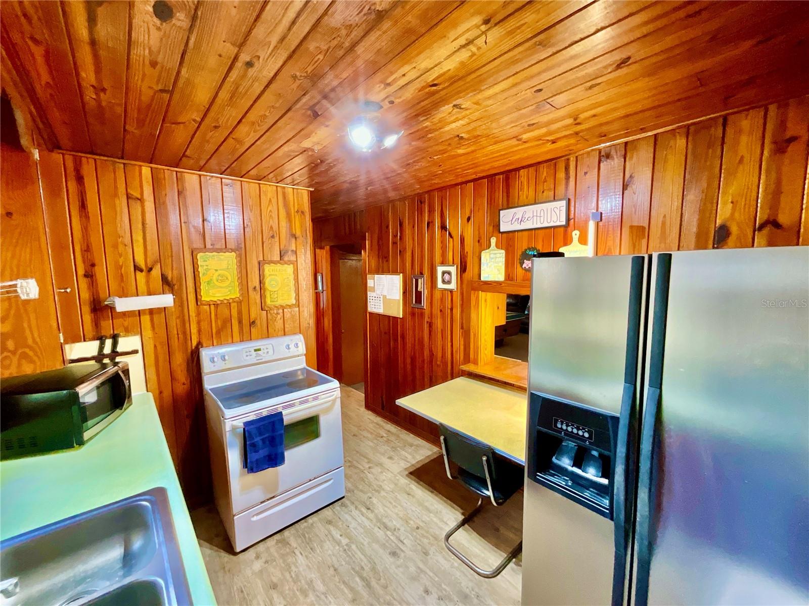 106 E SUNNYSIDE BEACH RD, HAWTHORNE, FL, 32640