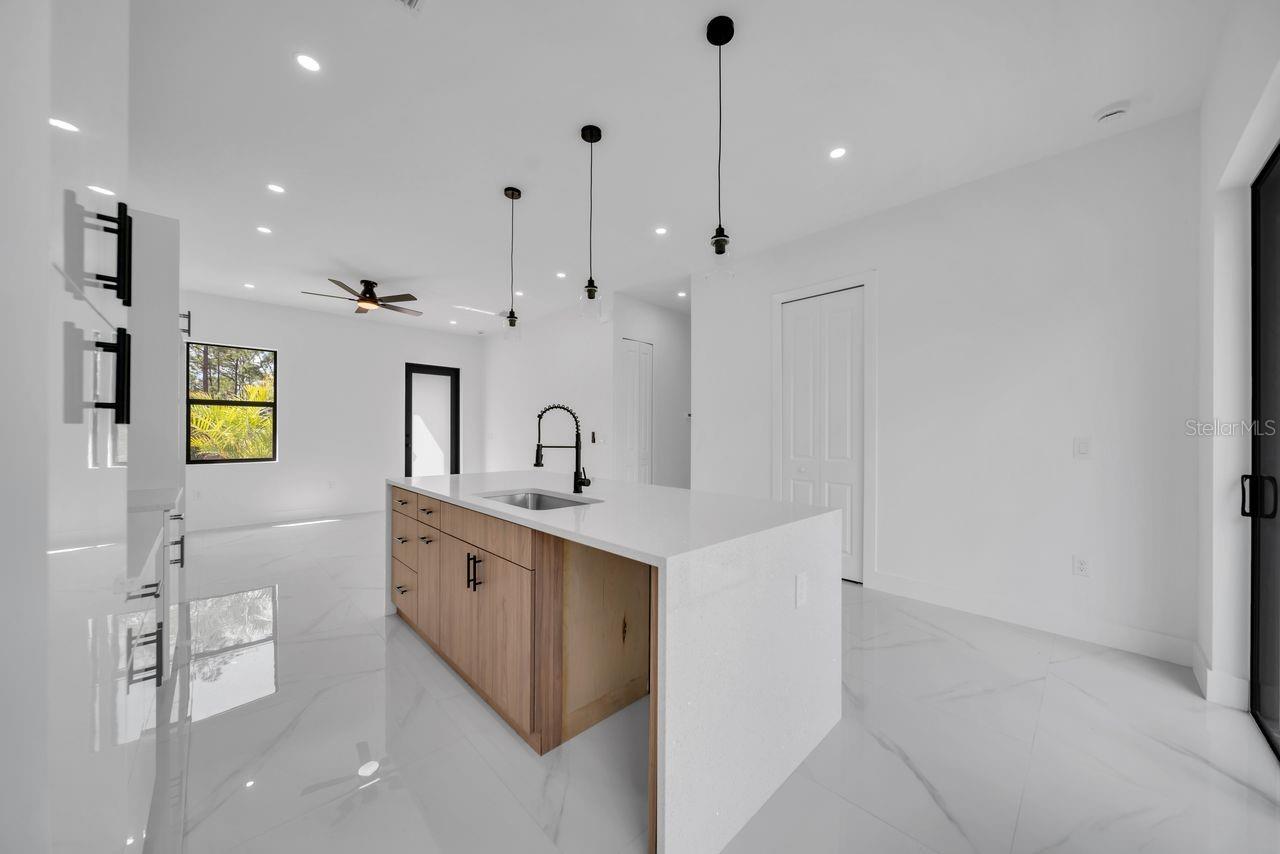 637 SUMMIT AVE S, LEHIGH ACRES, FL, 33974