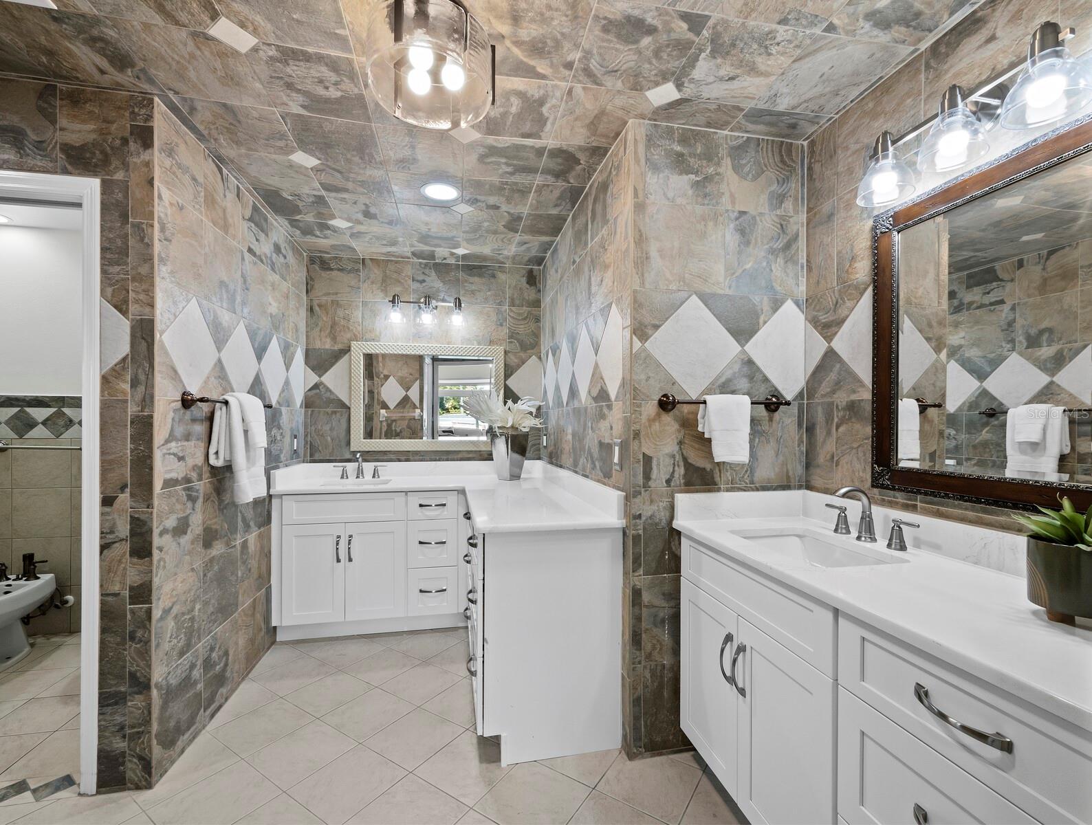 951 CONTENTO ST., SIESTA KEY, FL, 34242