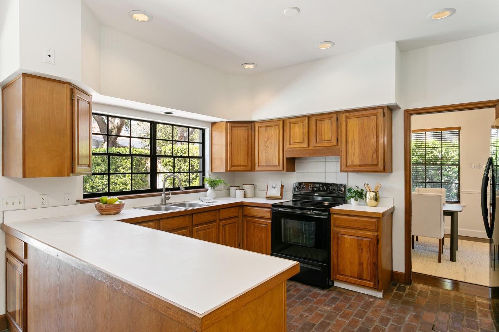 6404 JOSEPHINE ARBOR PL, TEMPLE TERRACE, FL, 33617