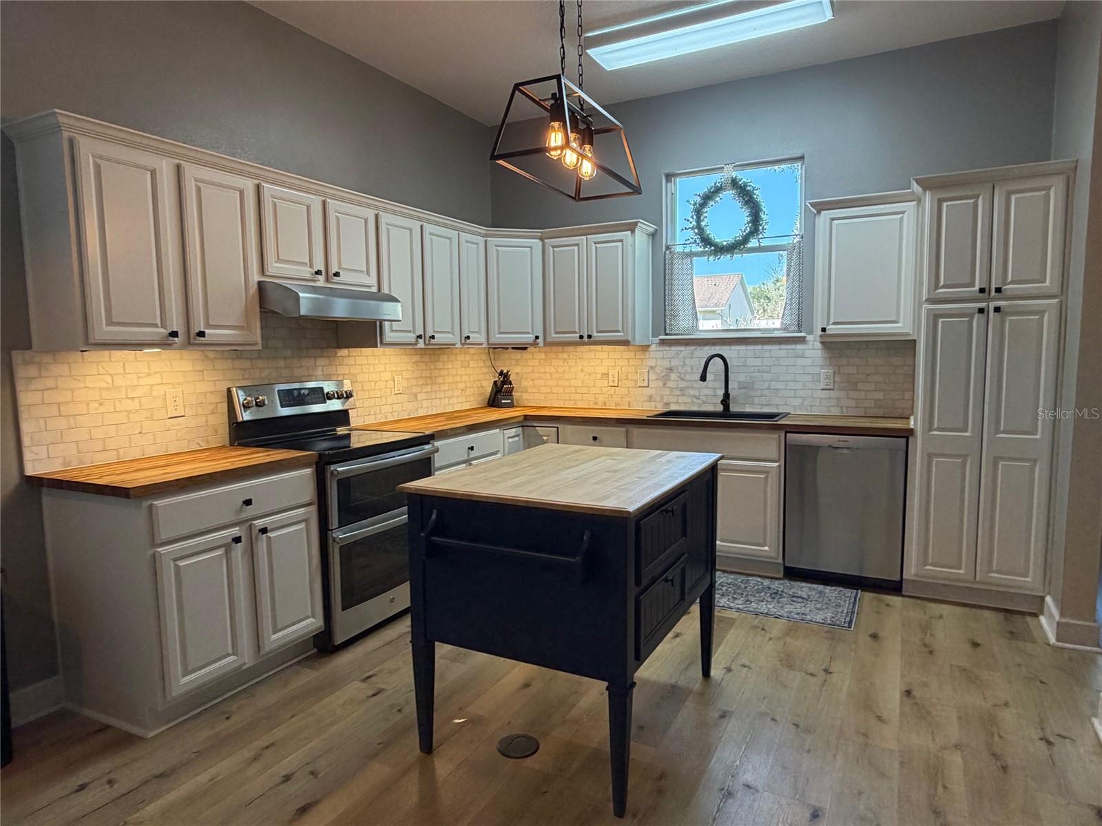 1527 DESS DR, ORLANDO, FL, 32818