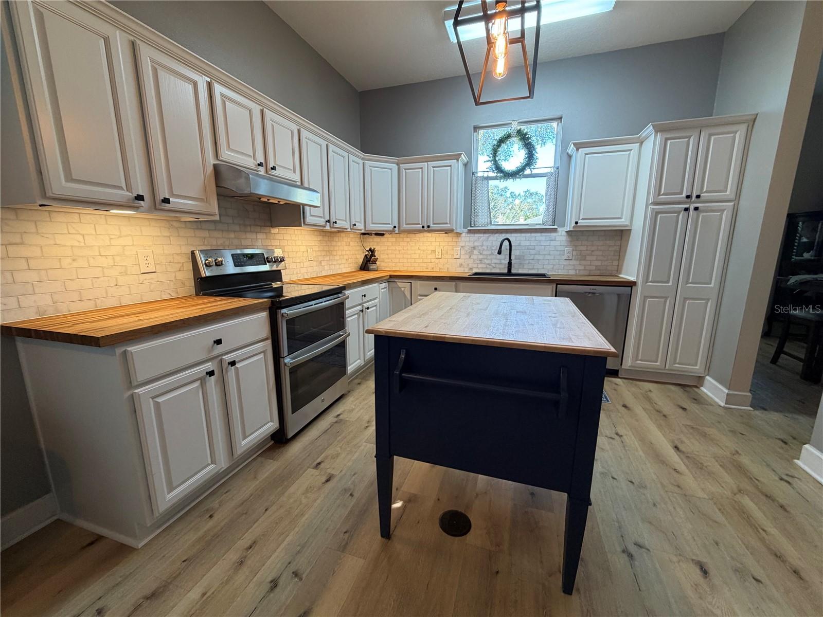 1527 DESS DR, ORLANDO, FL, 32818