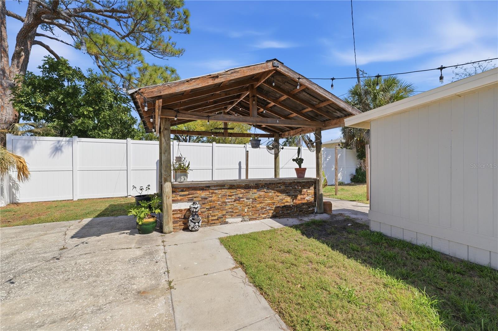 733 61ST AVE NE, ST PETERSBURG, FL, 33703