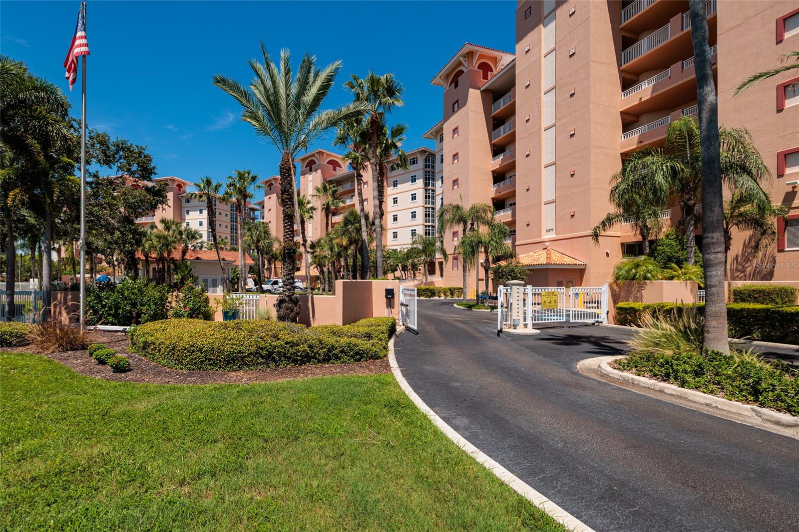 GRANDE VERANDAHS ON THE BAY Front Gate