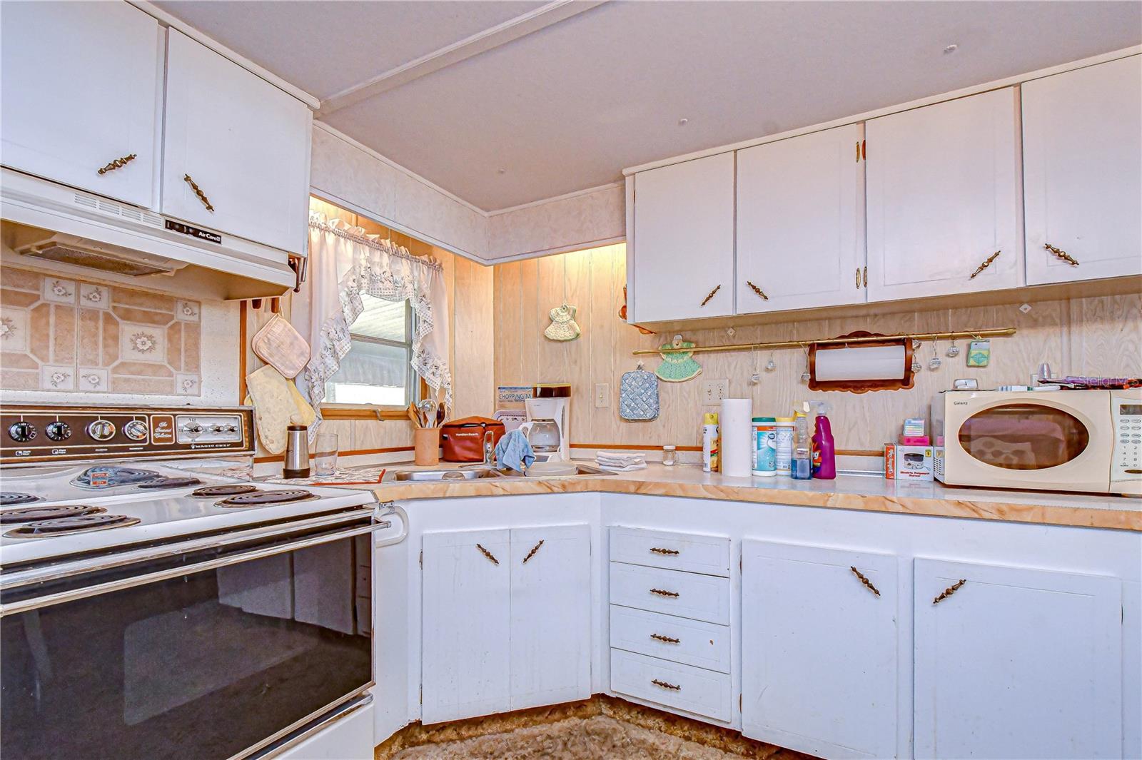 37427 HAMMOND DR, ZEPHYRHILLS, FL, 33541