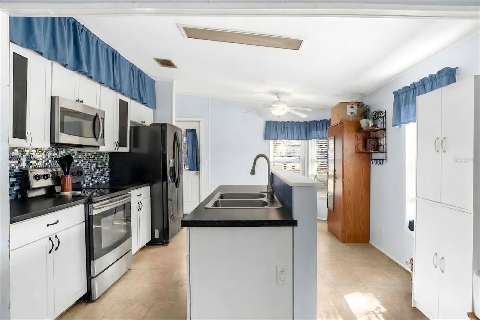 40212 GRAYS AIRPORT RD, LADY LAKE, FL, 32159