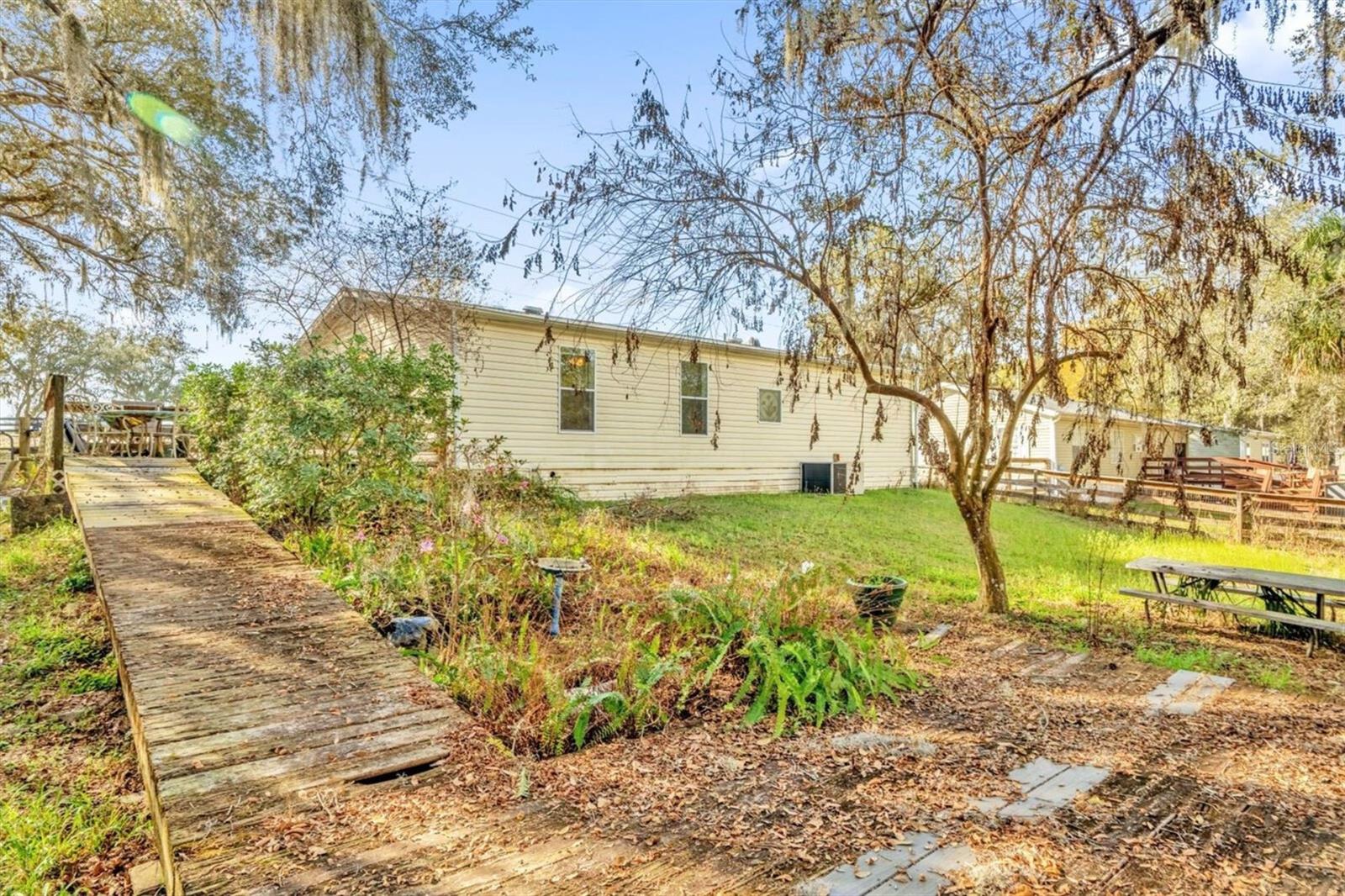 40212 GRAYS AIRPORT RD, LADY LAKE, FL, 32159