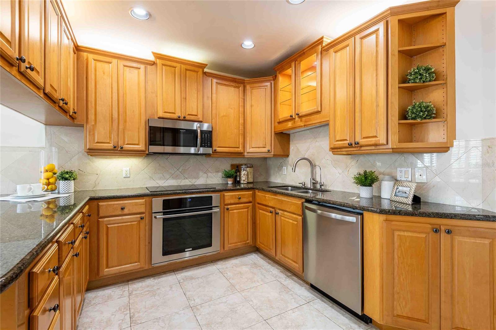 18724 WIMBLEDON CIR, LUTZ, FL, 33558