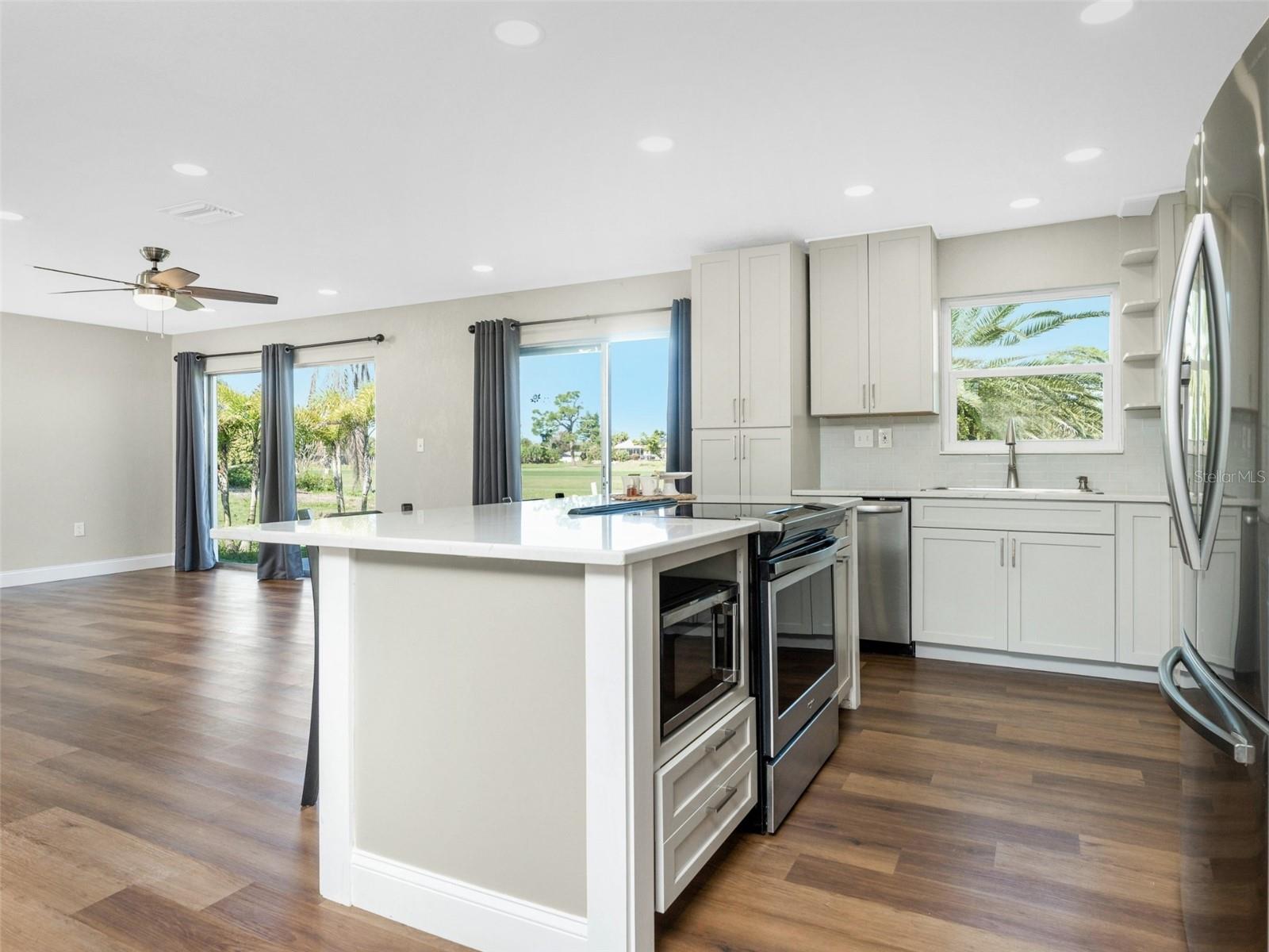 72 OAKLAND HILLS CT, ROTONDA WEST, FL, 33947