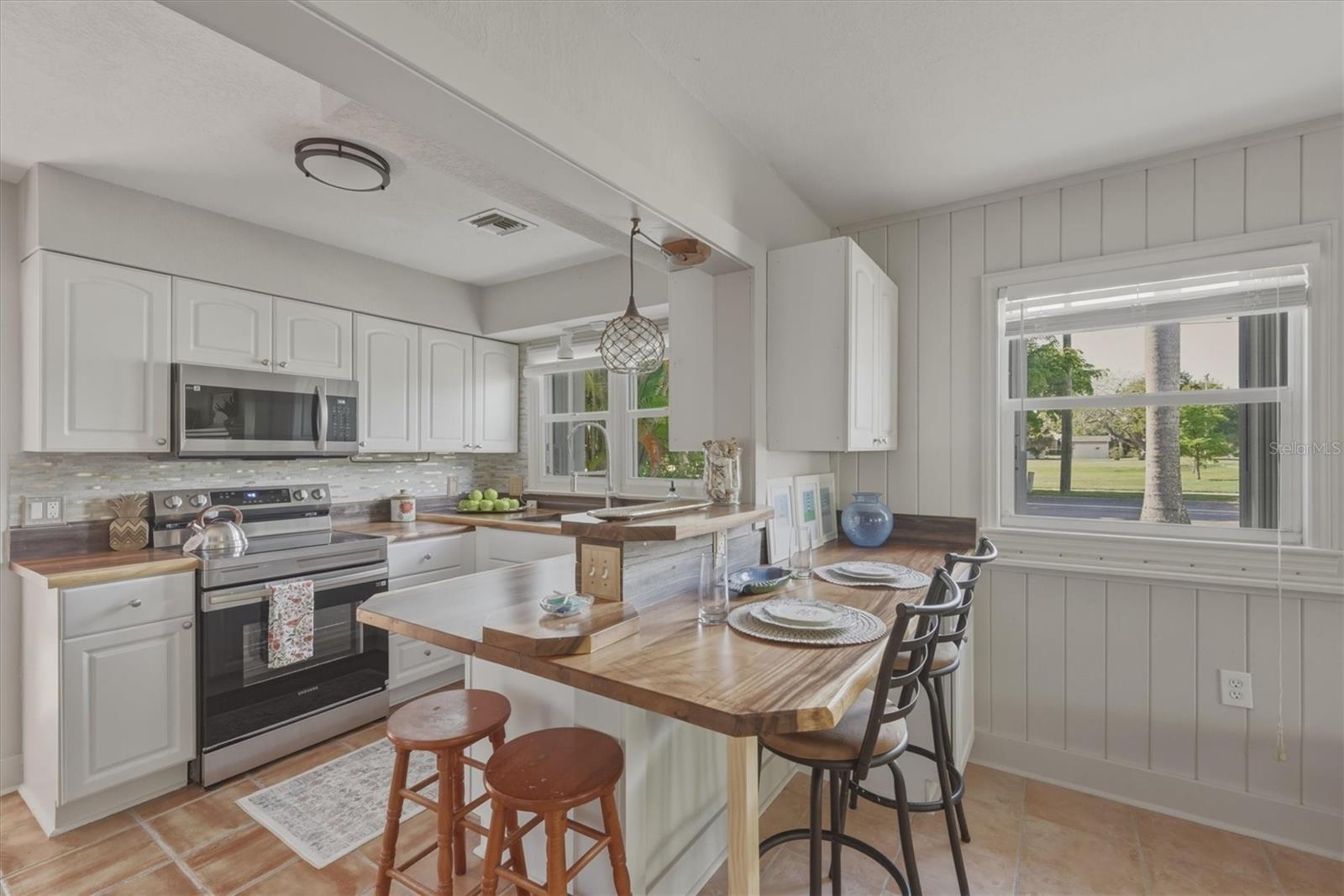 521 W OLYMPIA AVE, PUNTA GORDA, FL, 33950