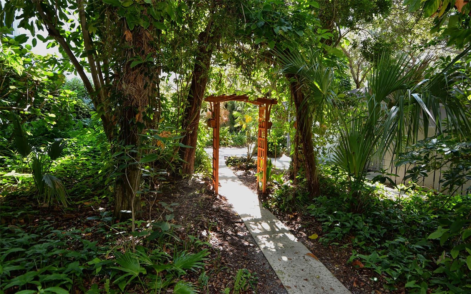 1200 EAST PEPPERTREE LANE #302, SARASOTA, FL, 34242