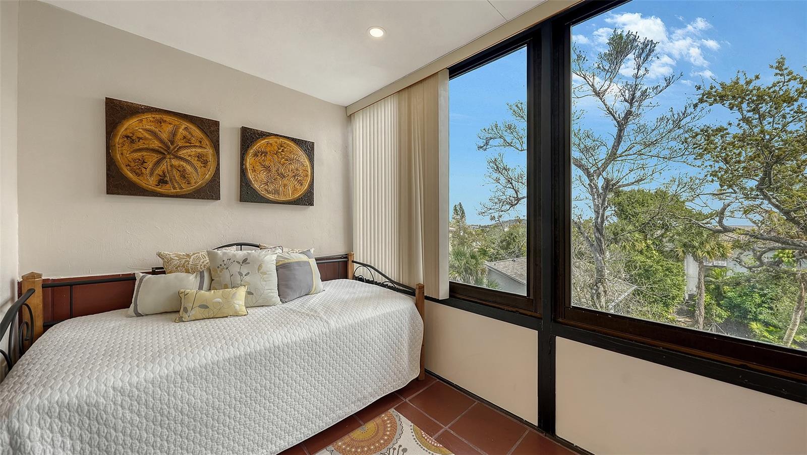 1200 EAST PEPPERTREE LANE #302, SARASOTA, FL, 34242