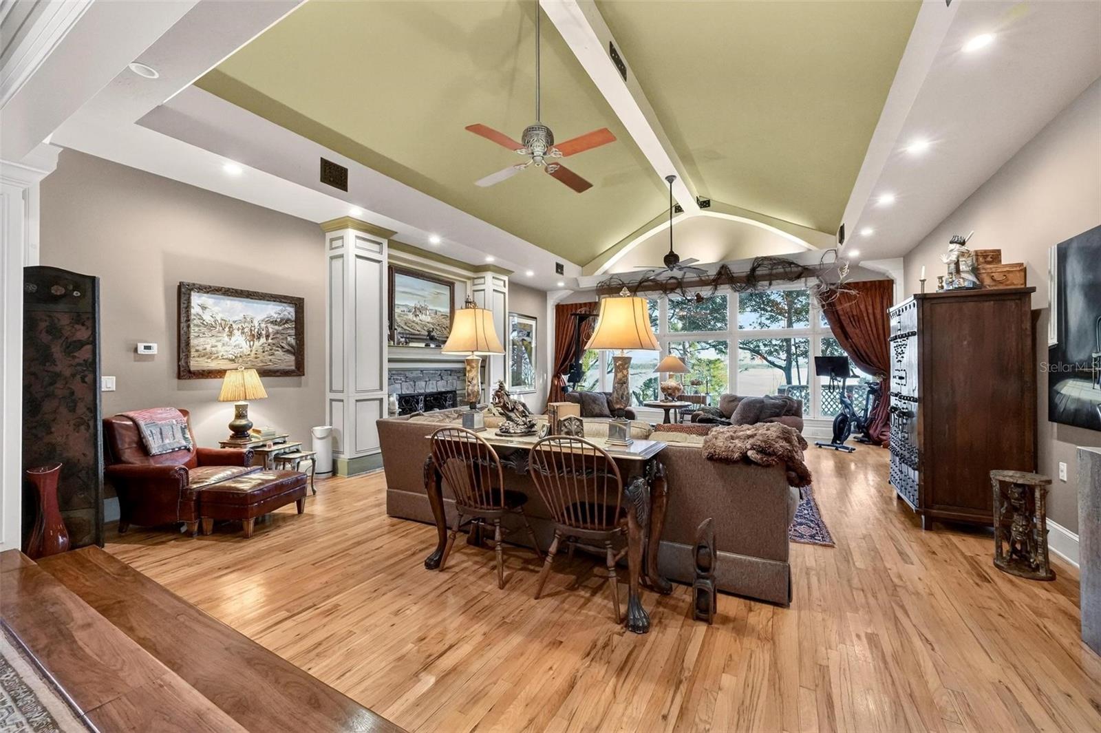 976 FAIRVIEW AVE, MOUNT DORA, FL, 32757