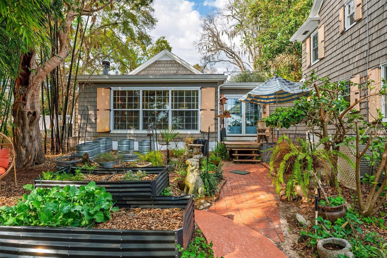 976 FAIRVIEW AVE, MOUNT DORA, FL, 32757