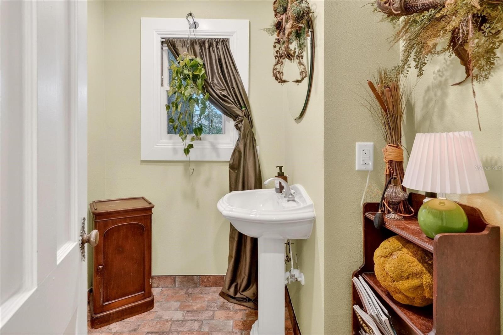 976 FAIRVIEW AVE, MOUNT DORA, FL, 32757