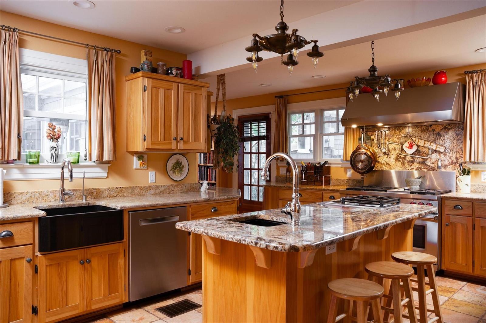 976 FAIRVIEW AVE, MOUNT DORA, FL, 32757