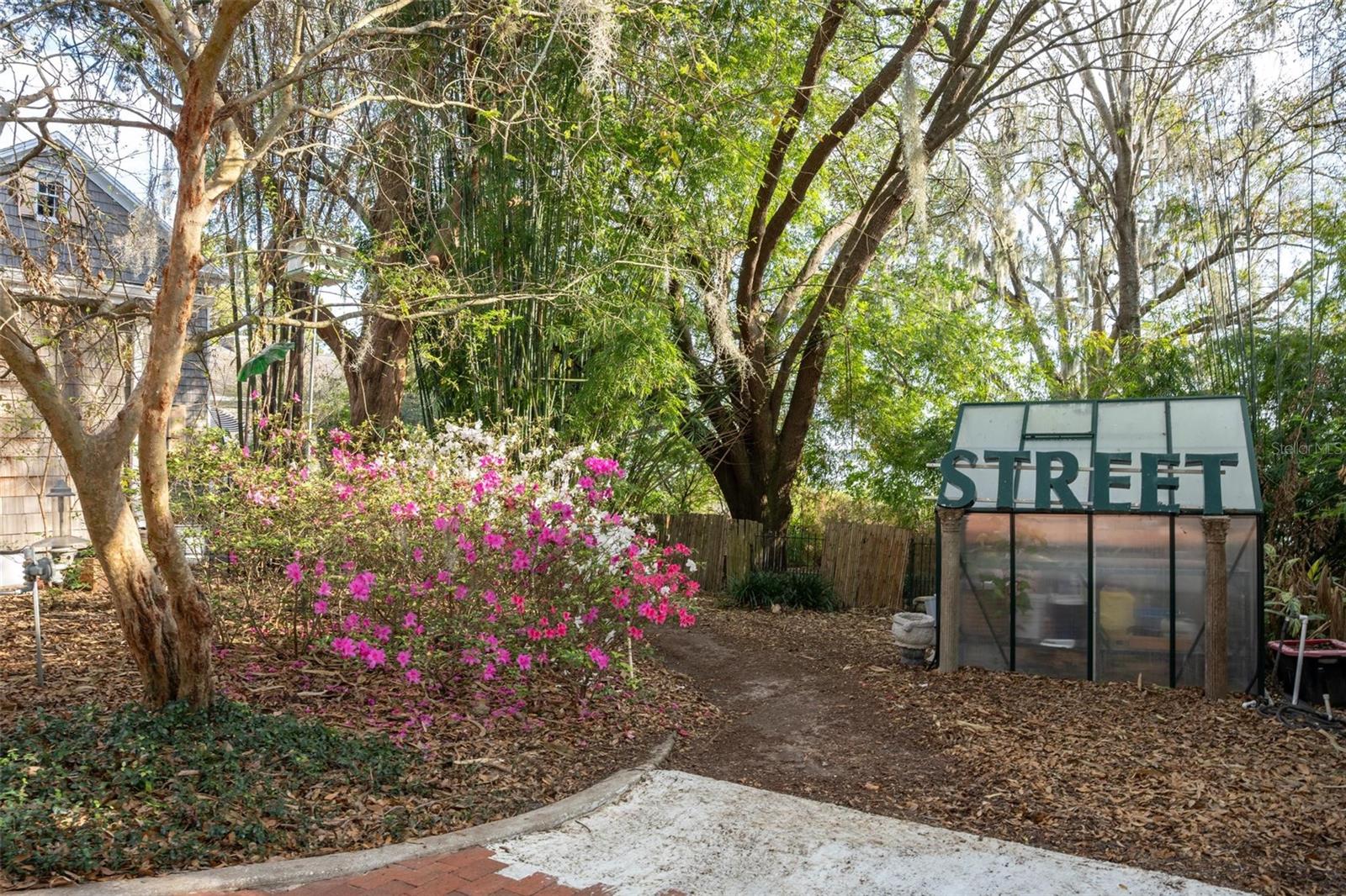 976 FAIRVIEW AVE, MOUNT DORA, FL, 32757