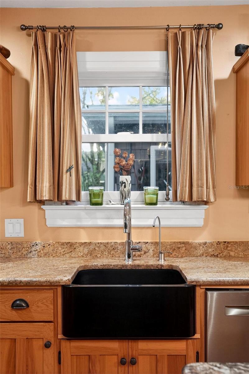 976 FAIRVIEW AVE, MOUNT DORA, FL, 32757