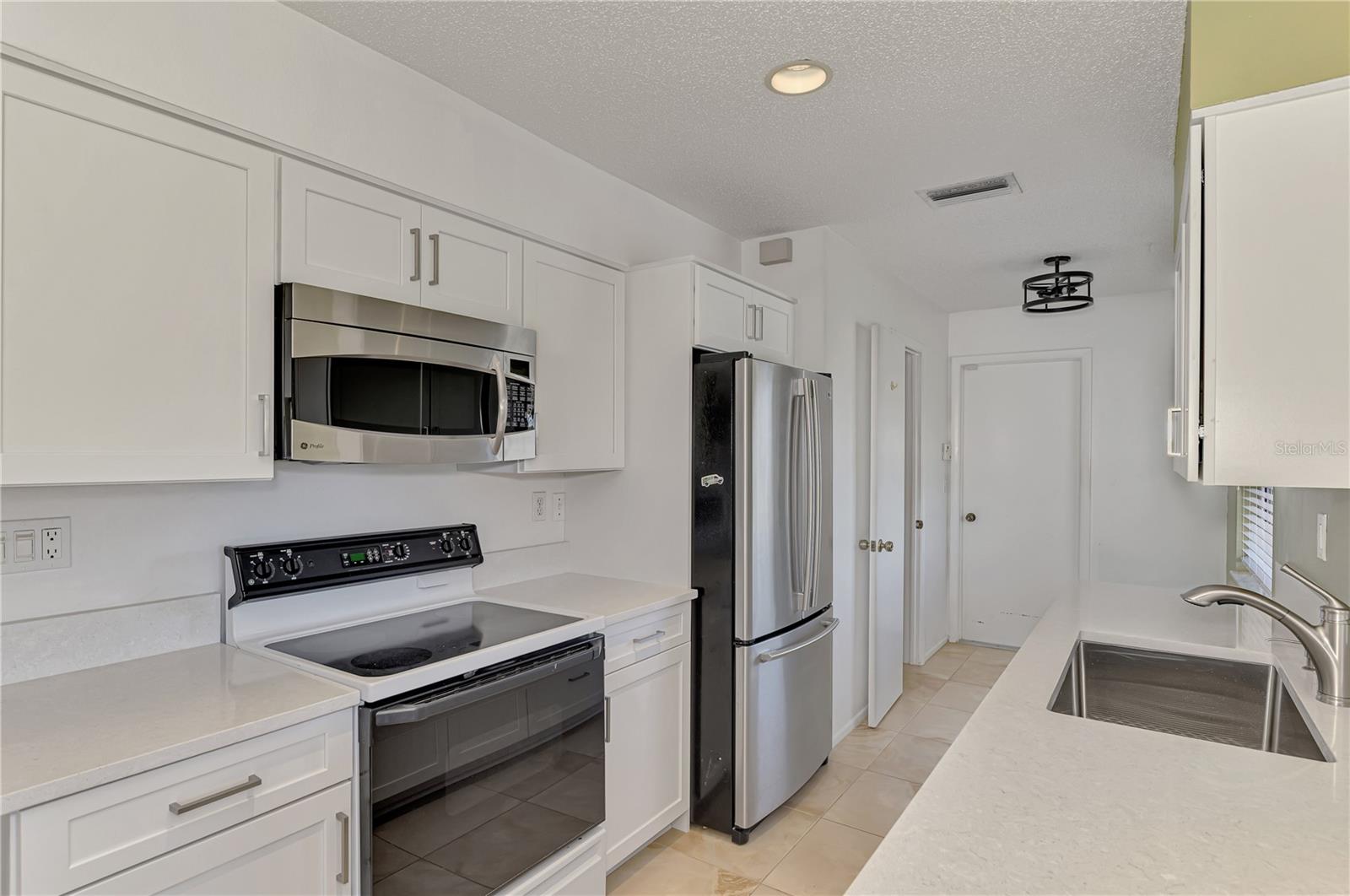 31 OAKLAND HILLS CT, ROTONDA WEST, FL, 33947