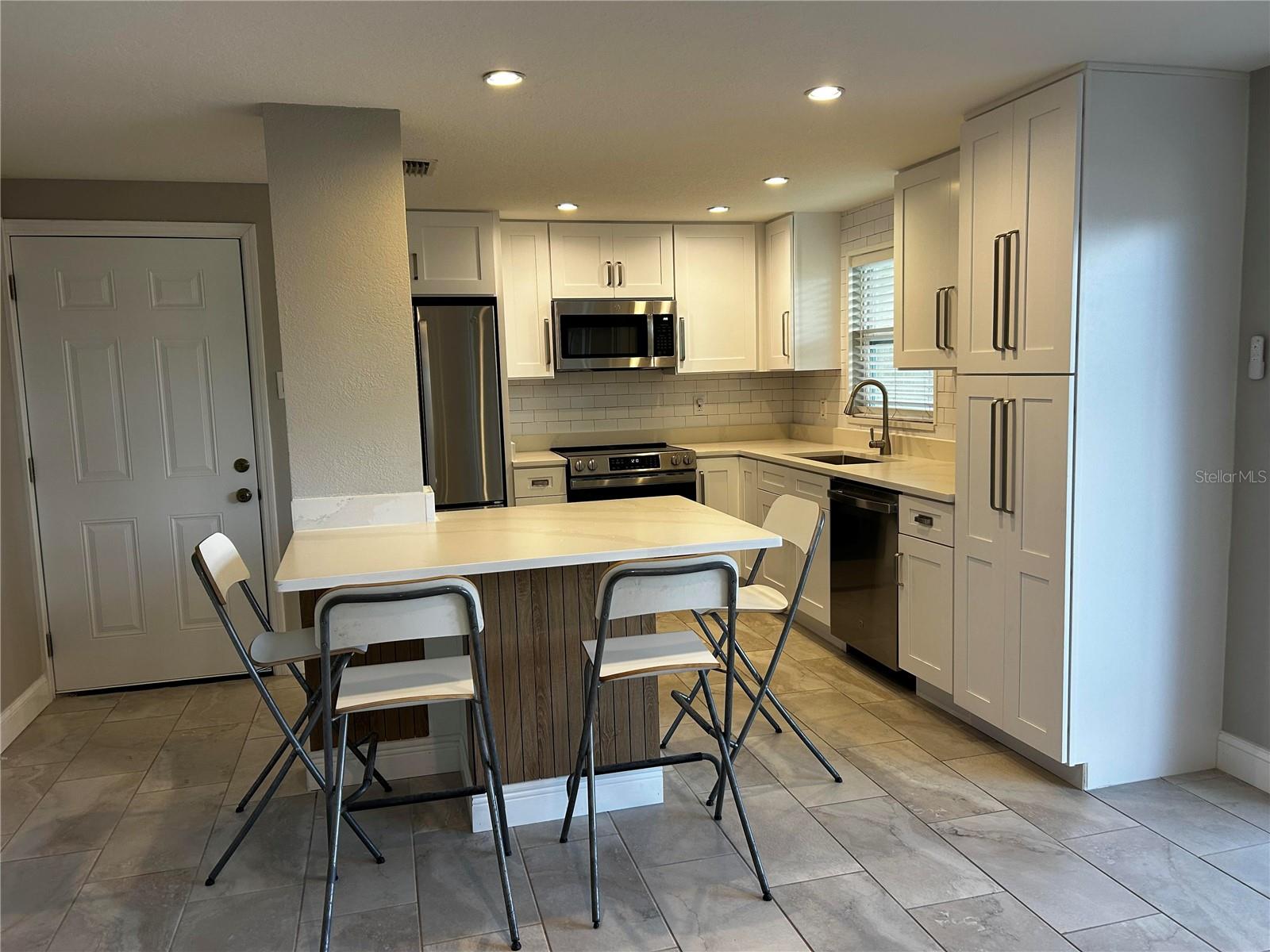 Kitchen, tiled floor, breakfast island bar