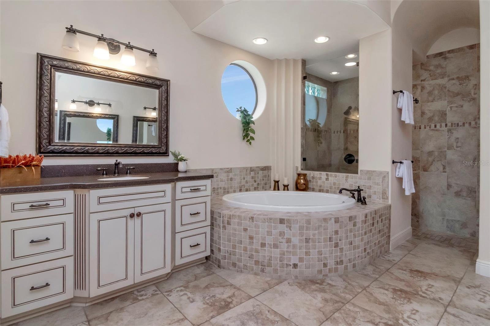 1022 EMERALD CREEK DR, VALRICO, FL, 33596