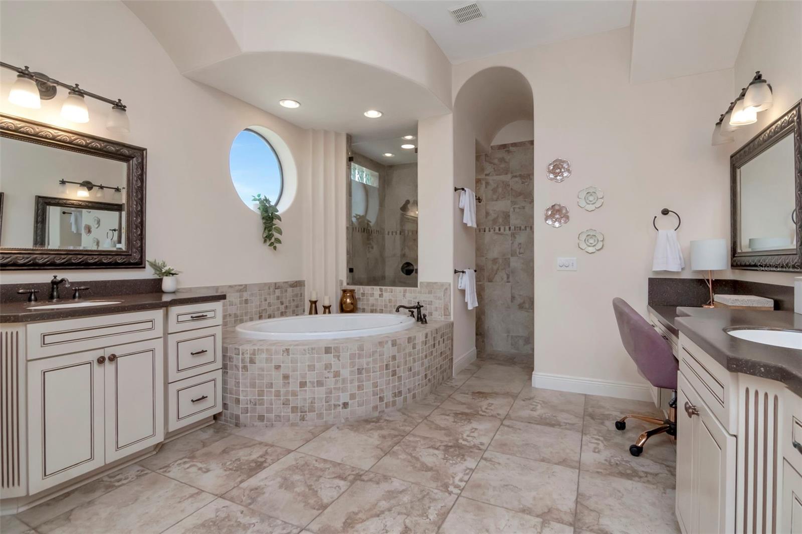 1022 EMERALD CREEK DR, VALRICO, FL, 33596