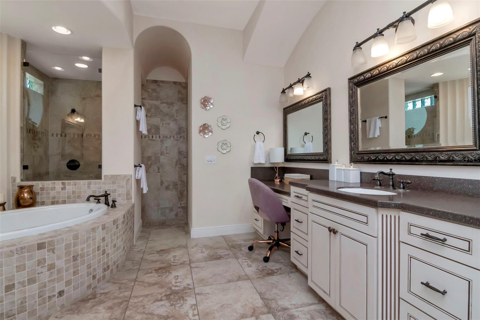 1022 EMERALD CREEK DR, VALRICO, FL, 33596