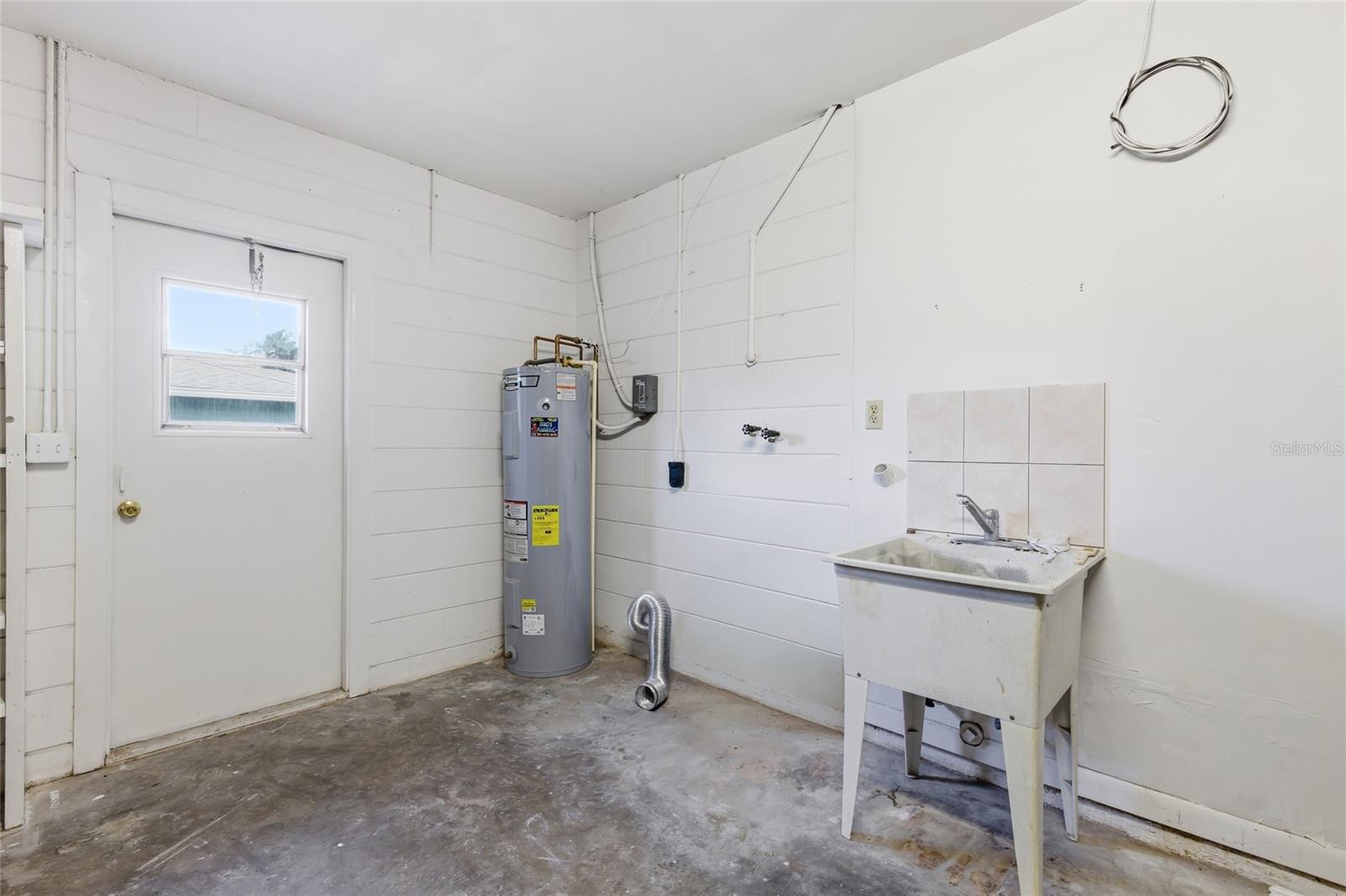 w/d hookup, utility sink, hot water tank