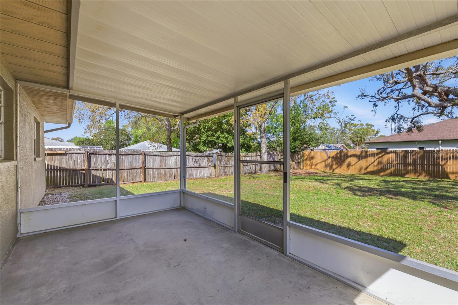 screened-in lanai patio