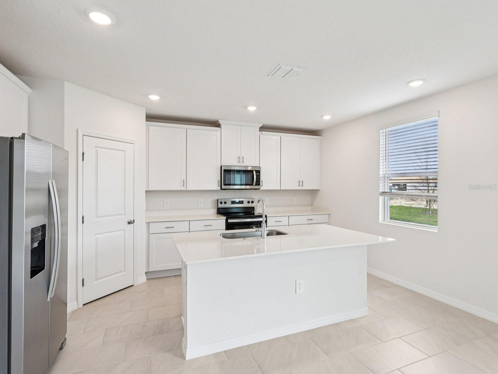 799 SUNSHOWER DR, LADY LAKE, FL, 32159