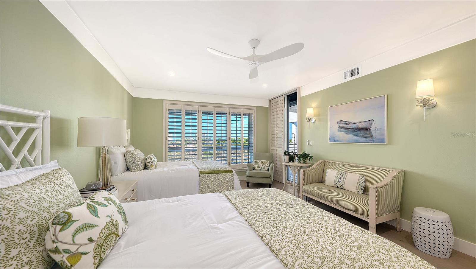 2410 HARBOURSIDE DR #142, LONGBOAT KEY, FL, 34228