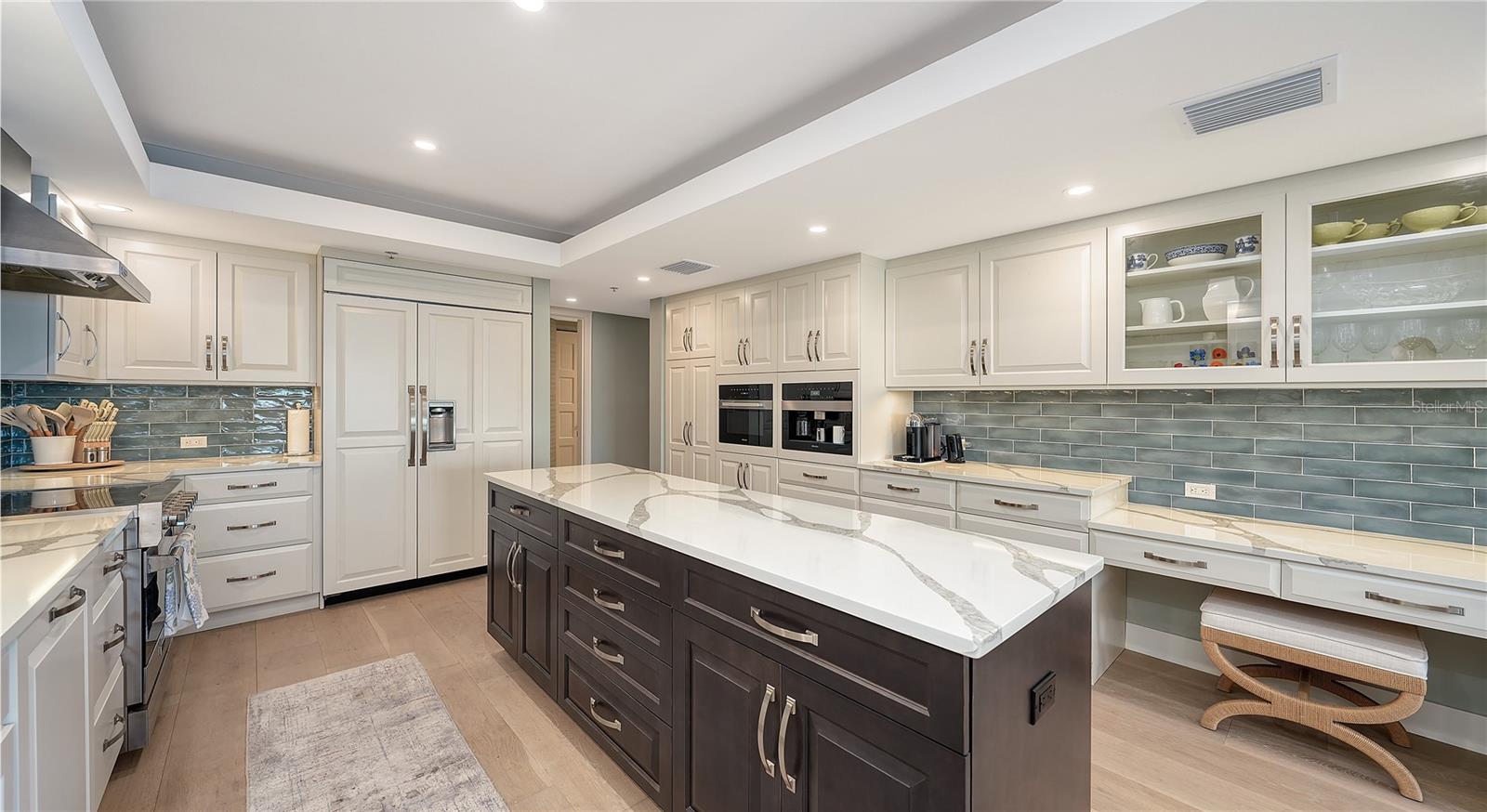 2410 HARBOURSIDE DR #142, LONGBOAT KEY, FL, 34228