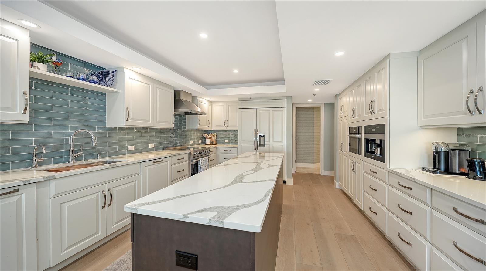 2410 HARBOURSIDE DR #142, LONGBOAT KEY, FL, 34228